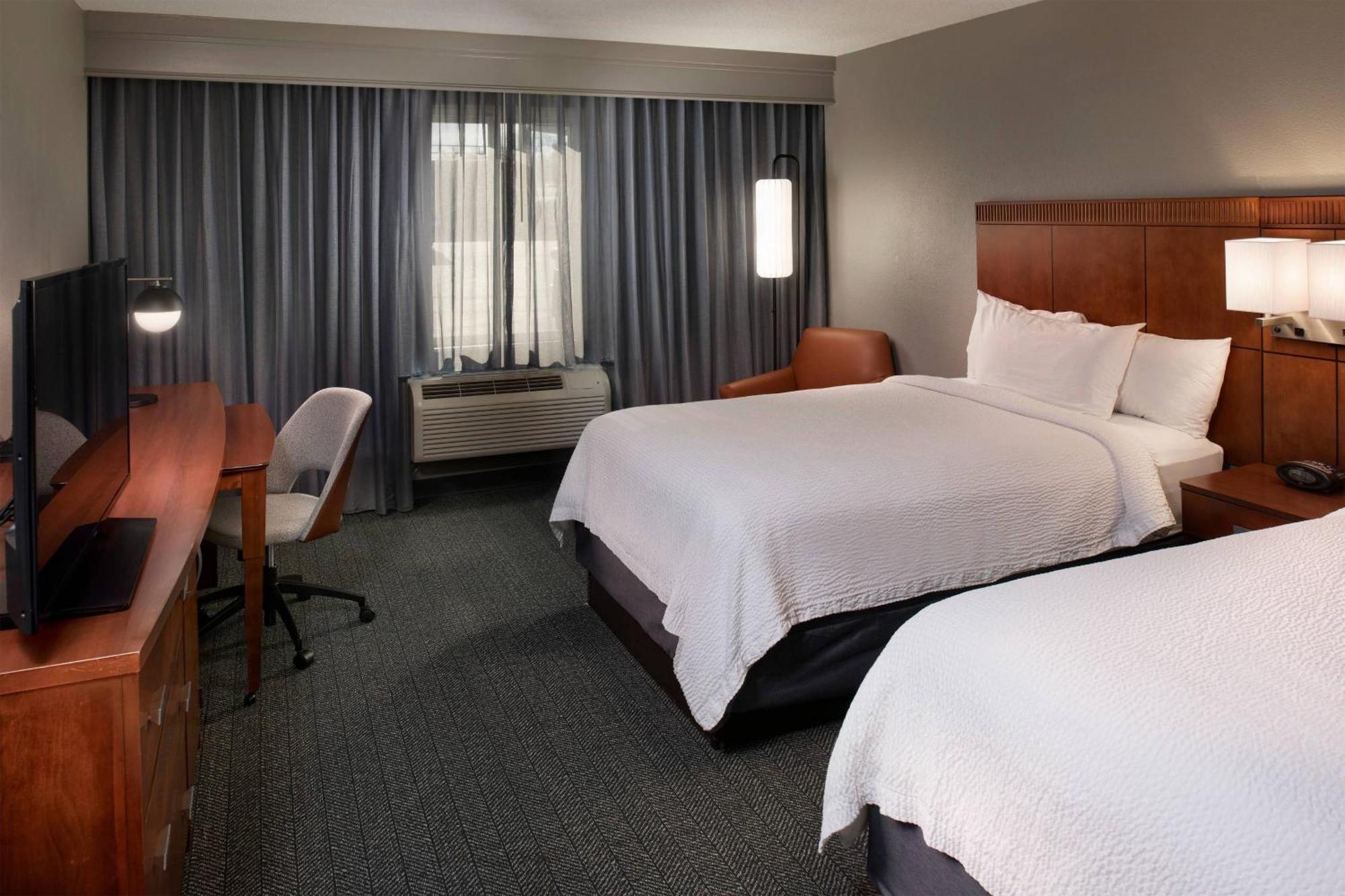 Courtyard Hotel 3*